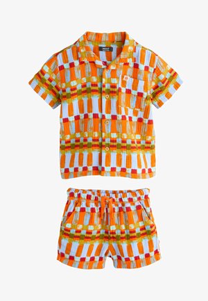 Lühikeste varrukatega nööbitav särk ja elastse vöökohaga lühikesed püksid oranži, punase, rohelise ja sinise ristkülikukujulise pintslitõmbe mustriga.