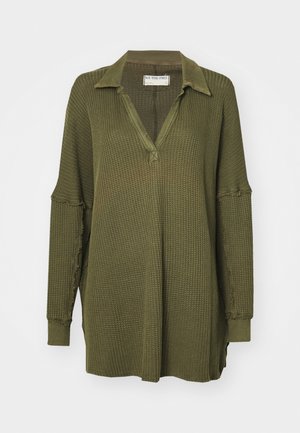 Oliwkowy sweter z dzianiny o teksturowanym wzorze, z dekoltem w kształcie litery V i długimi rękawami. Posiada kołnierz i surowe wykończenia.