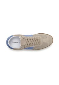 Beige Wildleder-Sneaker mit blauen Akzenten, weißem Futter, runden Schnürsenkeln und einer strukturierten Gummisohle. Enthält eine Markierung auf der Innensohle.