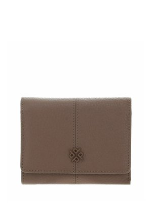 Portefeuille en cuir marron à finition texturée, doté d'un pli central, d'un emblème décoratif sur le devant et de coutures détaillées le long des bords.