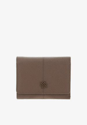 Portefeuille en cuir marron à finition texturée, doté d'un pli central, d'un emblème décoratif sur le devant et de coutures détaillées le long des bords.