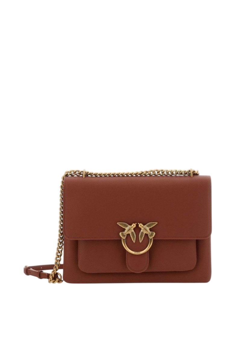 Borsa a mano in pelle marrone con chiusura a patta, dettagli a forma di ape in tono oro e tracolla a catena. Texture liscia con un design strutturato.
