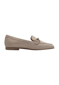 Mocassin plat en daim beige avec un petit talon en bois et un détail de boucle en métal sur le dessus, présenté de profil sur un fond blanc.