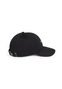 Gorra de algodón negra con visera curva, correa ajustable con hebilla de plata en la parte trasera y un logo bordado en la parte frontal.