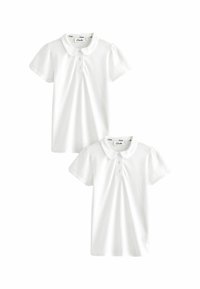 Zwei weiße Poloshirts aus Baumwolle, mit kurzen Puffärmeln, einer geknöpften Knopfleiste und einem runden Kragen. Glatte Textur, einfaches Design.