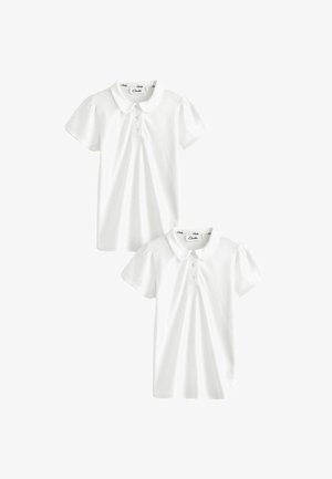 Dwie białe koszulki polo wykonane z bawełny, z krótkimi bufiastymi rękawami, zapinane na guziki, z okrągłym kołnierzykiem. Gładka faktura, prosty design.