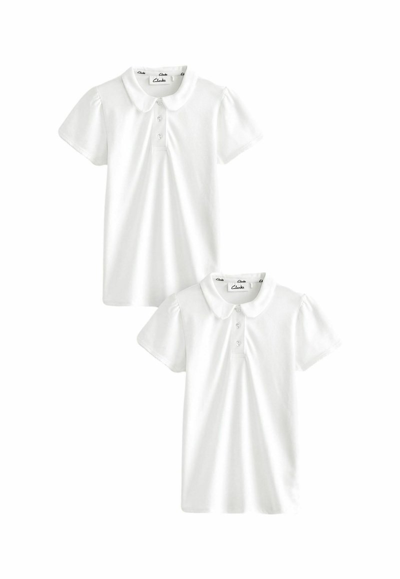 Zwei weiße Poloshirts aus Baumwolle, mit kurzen Puffärmeln, einer geknöpften Knopfleiste und einem runden Kragen. Glatte Textur, einfaches Design.