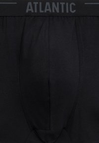 Czarne bokserki wykonane z miękkiego materiału, z elastycznym paskiem w średnim kroju z logo "ATLANTIC", gładką powierzchnią i dopasowanym krojem.