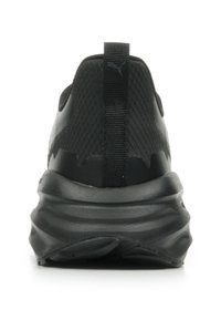 Scarpa da ginnastica nera con tomaia testurizzata, suola spessa e ammortizzata, e con un pratico linguetta verticale sul tallone che mostra un discreto logo Puma.