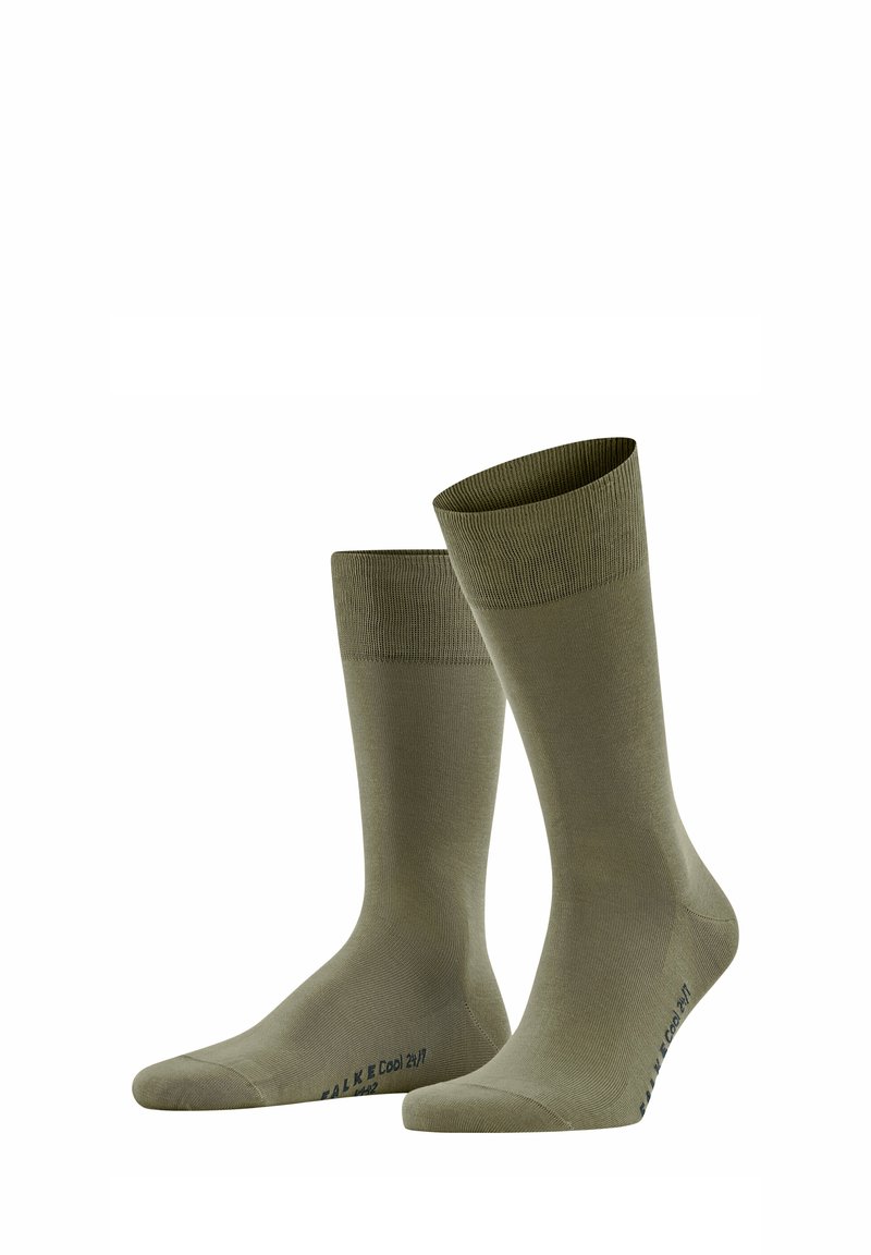 Chaussettes vert olive avec des poignets côtelés, texture lisse et construction sans couture. Présentent une impression de logo près de la zone des orteils. Longueur mi-mollet.