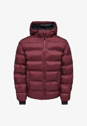 Chaqueta acolchada burdeos con cremallera frontal, capucha y diseño acolchado horizontal. Presenta interior y puños negros, fabricada con material sintético ligero.