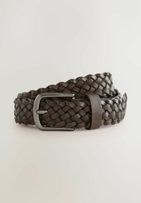 Ceinture en cuir tressé marron foncé avec une boucle métallique argentée, enroulée sur un fond blanc uni.
