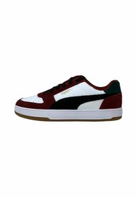 Sneakers Puma con una tomaia in pelle bianca, accenti in suede bordeaux, dettagli neri e verdi, intersuola bianca e suola in gomma marrone.