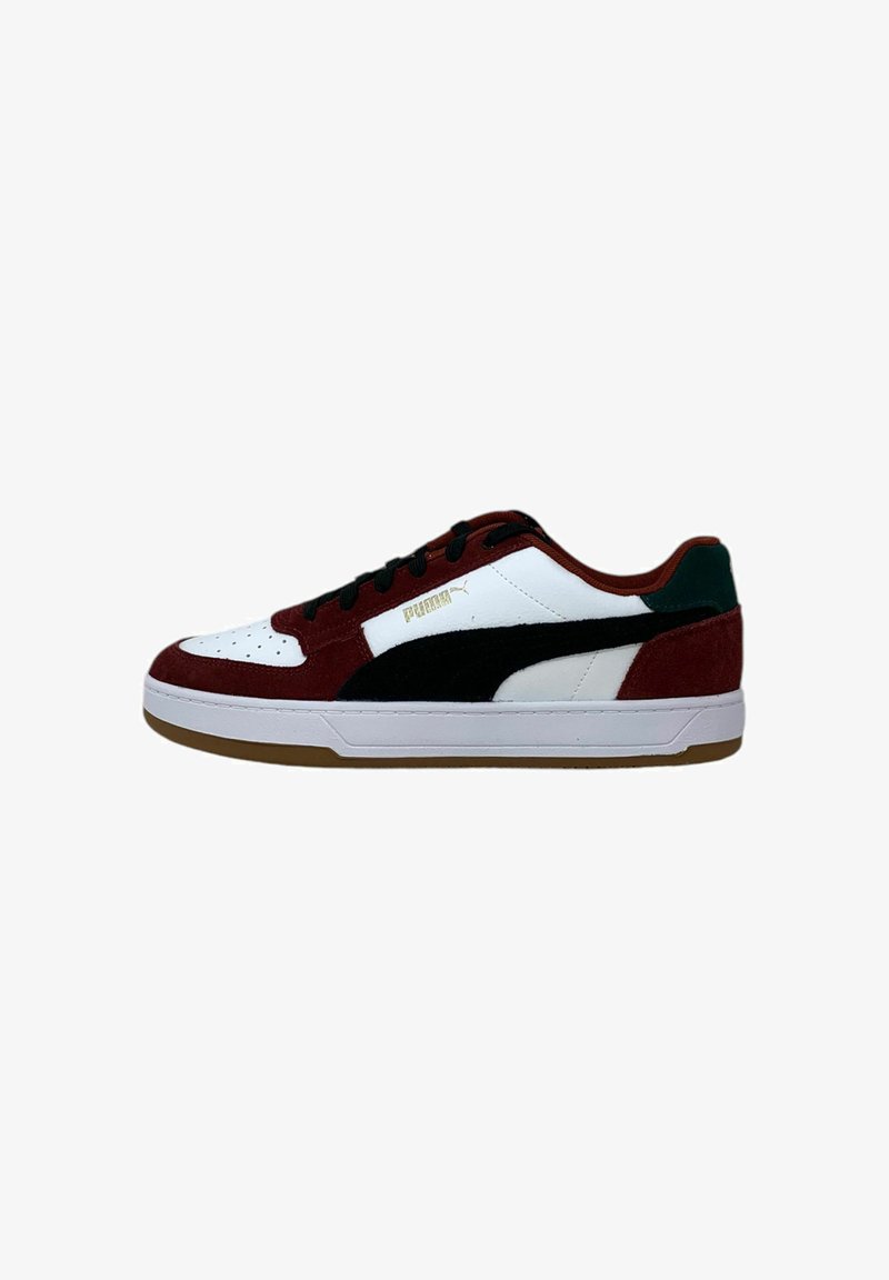 Sneakers Puma con una tomaia in pelle bianca, accenti in suede bordeaux, dettagli neri e verdi, intersuola bianca e suola in gomma marrone.