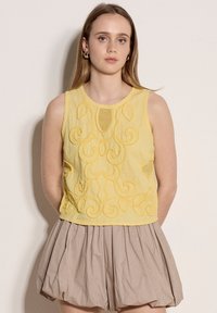 Non sélectionné, yellow