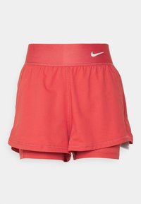 Röda sportshorts med ett brett elastiskt midjeband, med en vit logo. Tillverkade av lättviktig tyg med en slät textur.