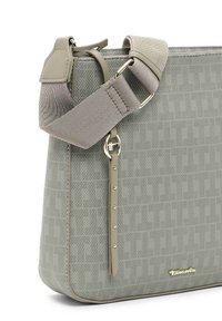 Borsa a tracolla grigia con texture, dal design strutturato, con tracolla in tessuto regolabile e hardware in tono oro. Presenta un logo discreto sulla parte frontale.