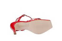 Zapato de tacón alto de cuero rojo con diseño de tiras, que presenta un tacón estrecho y una suela lisa. La parte inferior muestra una ligera textura y el detalle de la marca.