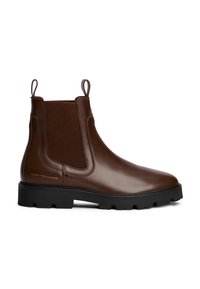 Braune Leder Chelsea-Stiefel mit elastischen Seitenteilen, einer schwarzen Gummisohle und Zugschlaufen an der Ferse für ein einfaches An- und Ausziehen. Mit Logodetails.