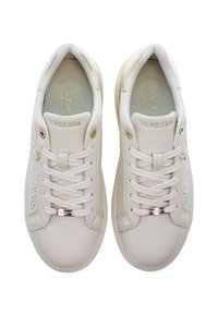 Bílé syntetické tenisky s hladkým povrchem, šněrovacím designem a akcenty z rhinstonů na bocích, s metalickým logem.