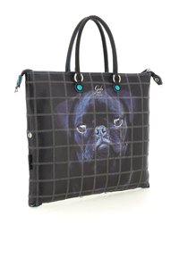 Borsa nera con motivo a scacchi e stampa realistica del volto di un bulldog francese nero, dotata di due manici tondeggianti e dettagli in turchese sui bottoni.