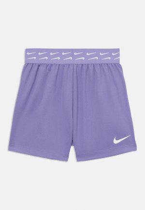 Shorts de sport violets en tissu lisse. La ceinture élastique présente un motif avec le logo Nike répété. Swoosh Nike blanc notable sur le côté.