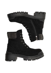 Czarne zamszowe botki za kostkę z teksturowanym, nabitym kołnierzem, sznurówkami z przodu, zamkiem błyskawicznym z boku oraz solidną gumową podeszwą. Masywna forma i design.