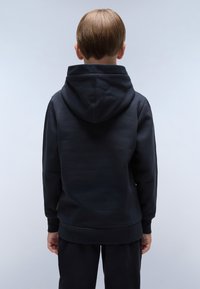 Felpa nera con tasca a marsupio, polsini e fondo a costine. Tessuto morbido. Design semplice e pulito. Vista da dietro di un bambino che la indossa.