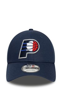 Cappellino da baseball navy con logo raffigurante un pallone da basket e la lettera "P" stilizzata in rosso, bianco e blu. Cintura regolabile visibile.