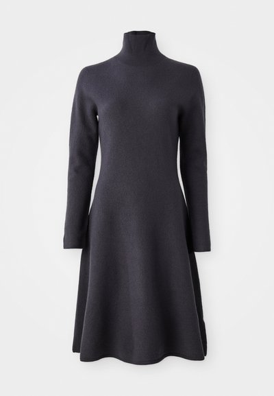Dunkelgraues, langärmliges Kleid mit hohem Kragen. A-Linien-Silhouette, weiche Textur und ein Saum, der sich am Boden ausweitet.