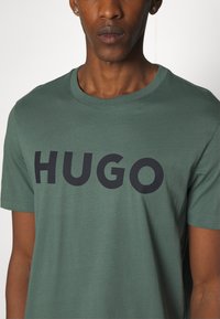 HUGO DULIVIO - Tricou cu imprimeu - dark green