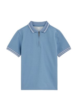 Helehall sinine lühikeste varrukatega polo-särk, millel on lukuga krae ning valge ja sinise triibuga äärised krael ja varruka servadel.