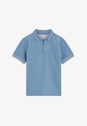 Svijetloplava pamučna polo majica kratkih rukava s patentnim zatvaračem na ovratniku i bijelim i plavim prugastim obrubom na rubovima ovratnika i rukava.