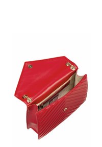 Rode leren handtas met een geruit textuur, gouden hardware en een drukknoopsluiting. Het interieur heeft een lichte voering en meerdere compartimenten.