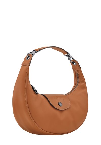 Helle Leder-Umhängetasche mit runder Form. Verfügt über eine Reißverschlusstasche, einen Magnetverschluss und metallische Akzente am Tragegurt.