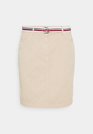 Beige Baumwollrock mit taillierter Passform, ausgestattet mit einem gestreiften Gürtel in Rot, Weiß und Blau sowie zwei Fronttaschen.