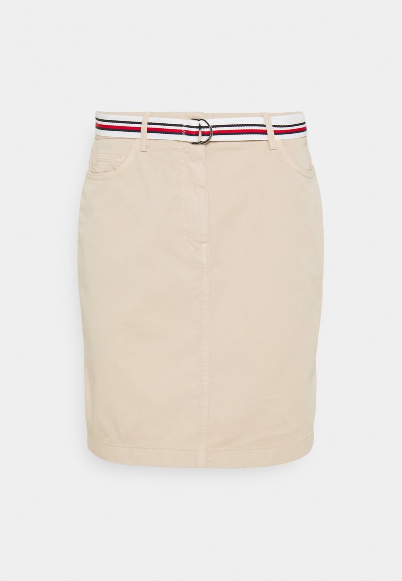 Beige bomullsskjol med en figurnära design, som har ett randigt bälte i röd, vit och blå, samt två framfickor.