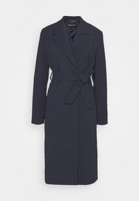 Cappotto trench blu navy; maniche lunghe, vita cintata, rever a punta, tasche laterali, realizzato in tessuto liscio. Design semplice e sartoriale.