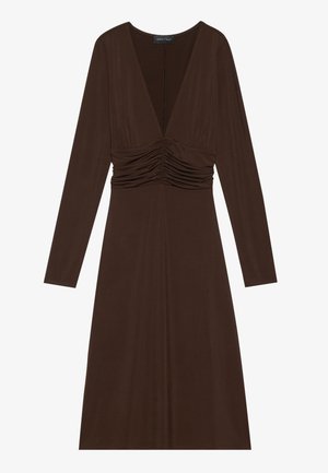Bruine, lange mouw jurk met een diepe V-hals en gathers vooraan bij de taille. Gemaakt van een gladde stof, met een uitlopende rok.