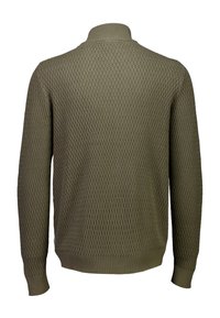 Olijfgroene gebreide trui met lange mouwen en een geribde ronde hals, manchetten en zoom, van achteren bekeken.