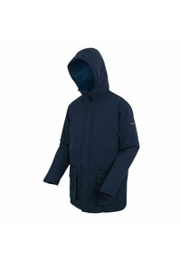 Marineblauwe winterjas met capuchon, voorrits, twee borstzakken met ritssluiting, klepzakken met knopen en lange mouwen.