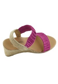 Sandale compensée avec talon et semelle beige tressés, comportant deux brides élastiques violettes sur le dessus du pied et autour de la cheville.