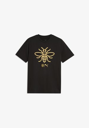 Schwarzes T-Shirt mit kurzen Ärmeln und einer großen goldenen Bienen-Grafik mittig auf der Brust sowie kleinen Logos unter dem Bienenmotiv.