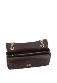 Braune Lederhandtasche mit gestepptem Design, goldenen Beschlägen, Kettenakzenten und einem Reißverschluss. Das Innere ist geräumig und hat eine glatte Oberfläche.