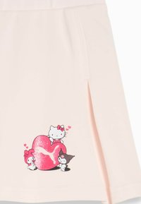 Falda rosa claro con un diseño de corazón brillante y personajes de dibujos animados. Incluye pliegues para mayor textura.