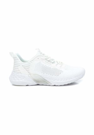 Zapatilla deportiva blanca con laterales de malla transpirable, suela texturizada, cordones en la parte delantera y cuello acolchado, vista desde el lado exterior.