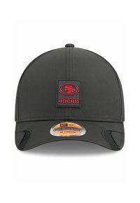 Schwarze Baseballmütze mit einem dicken Schirm, gefertigt aus einem strukturierten Stoff und einem gummierten Patch des San Francisco 49ers Logos auf der Vorderseite.