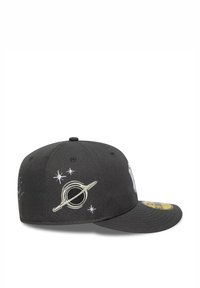 Cappello nero con visiera piatta, con ricami di pianeti e stelle in argento e bianco sui lati e sul retro.
