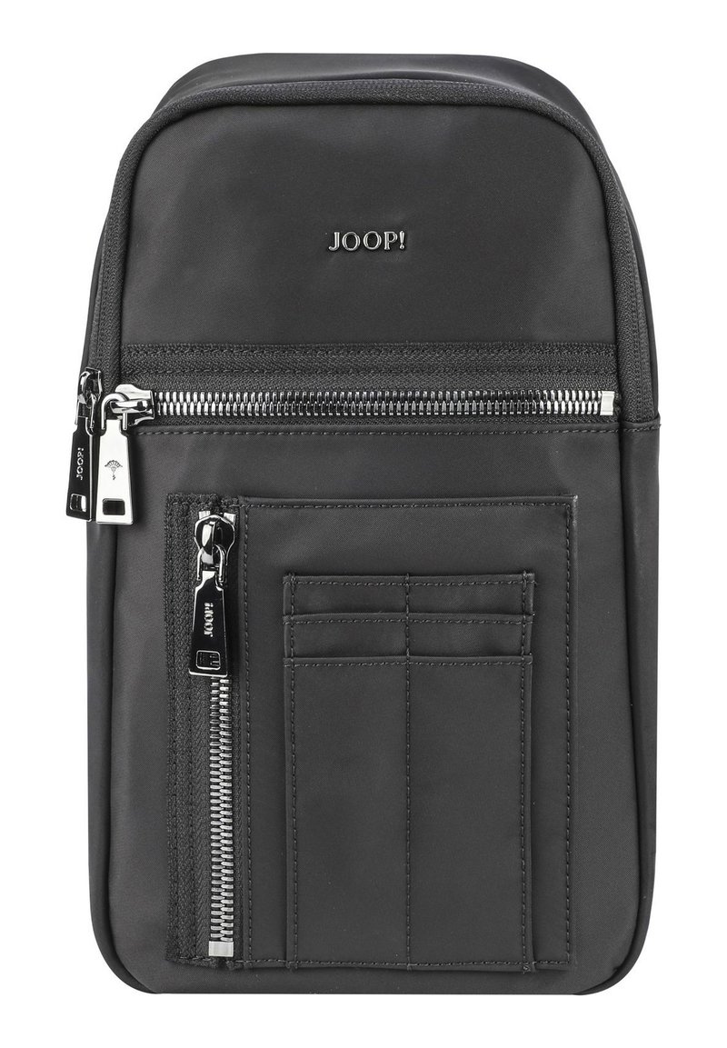 Zaino in nylon nero con tasca con zip sulla parte frontale, tre slot per carte e accessori in metallo argentato. Presenta il logo del marchio impresso sulla parte anteriore.