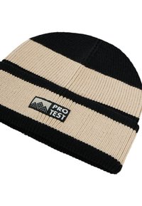 Gebreide beanie in zwart en beige, met ribbelstructuur, horizontale strepen en een rechthoekige logo patch met bergontwerp.